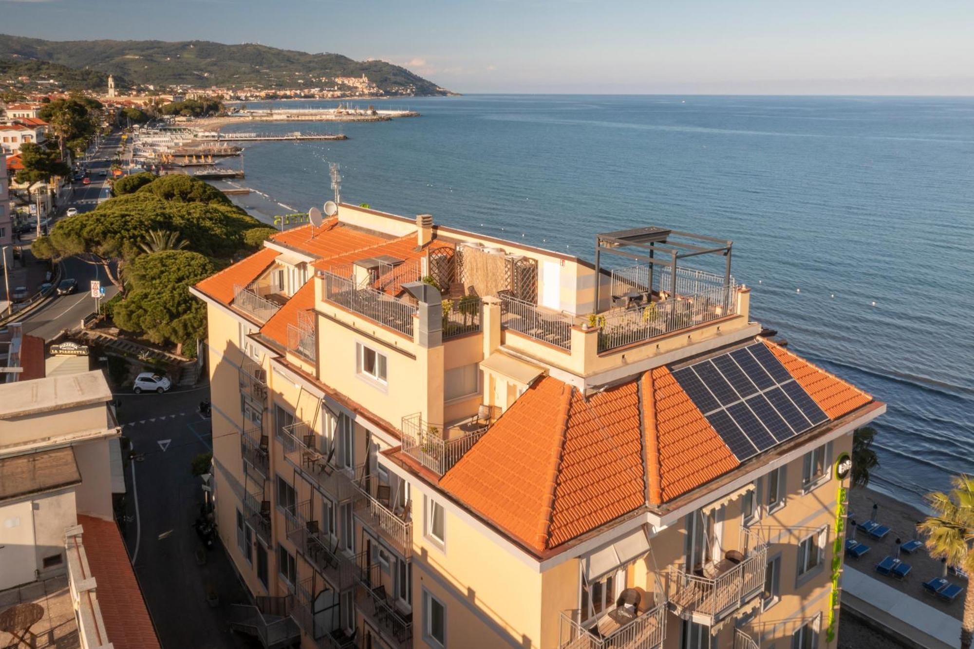 Hotel Palace Diano Marina Exterior foto