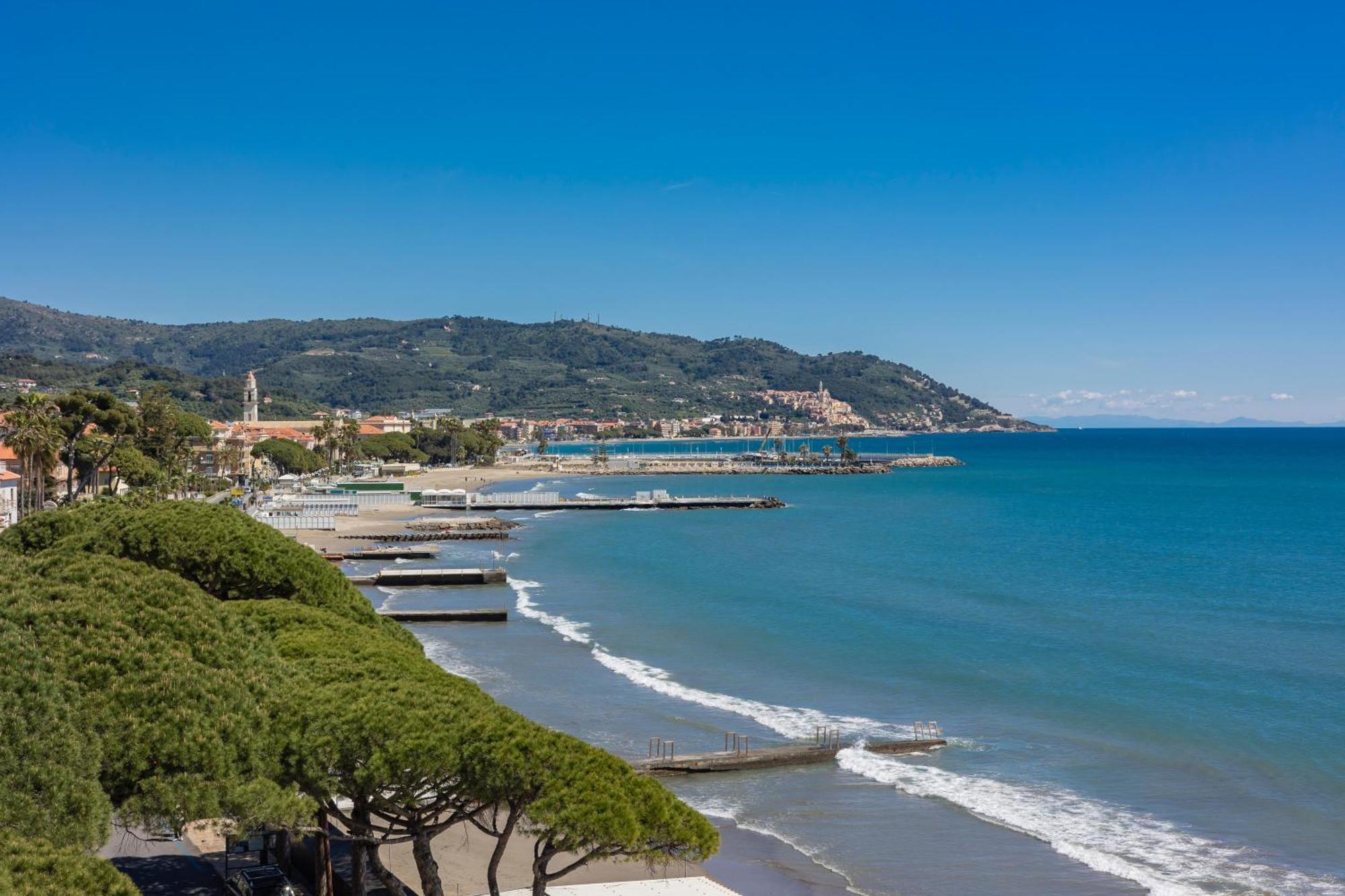 Hotel Palace Diano Marina Exterior foto