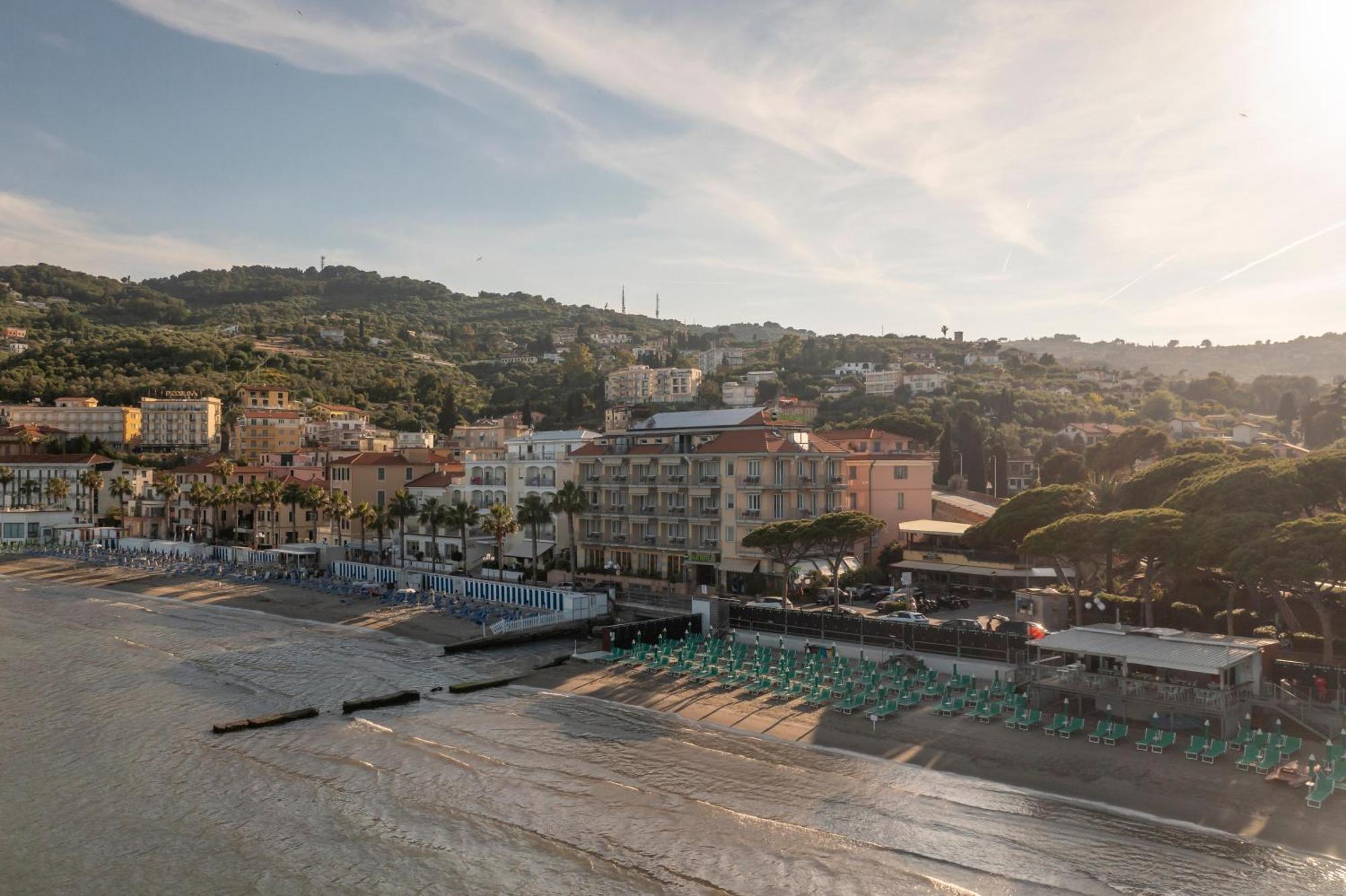 Hotel Palace Diano Marina Exterior foto