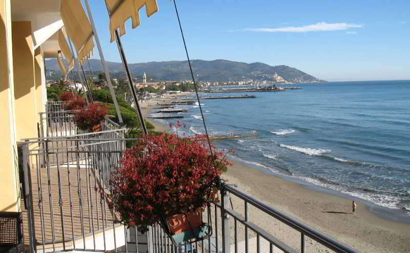 Hotel Palace Diano Marina Exterior foto